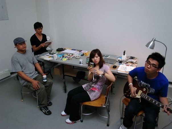 The artists during their residency in New York would usually get together. The photo was taken in Su Hui-Yui‘s studio at Plan B, New York in Aug 2009, with Chou Shu-Yi, Chen Yung Hsien, Chang En-Tzu, Robbie Huang (from right to left).