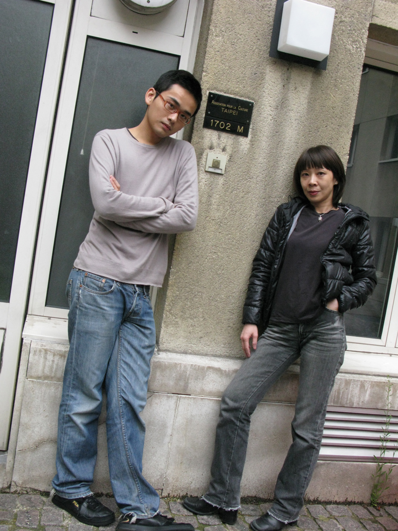 與林如萍老師攝於巴黎駐村工作室前
