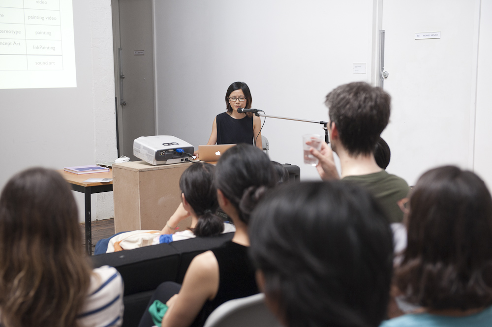 圖二 策展人一一揭露「台灣當代藝術（TCA計畫）」藝術家的真實身分，並就展覽操演性的方法，探討當代藝術地方性到全球性的虛構與不對稱。紐約ISCP二樓開放空間，2011年。