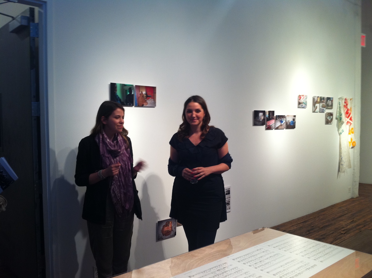 圖五 左為 ISCP 機構策展人Kari Conte, 右為 Maja Ćirić 。Maja Ćirić 在2011年，因為獲得ISCP策展人獎的殊榮，在 ISCP 以「東道主的力量」展覽探討全球當代藝術世界的潛力。