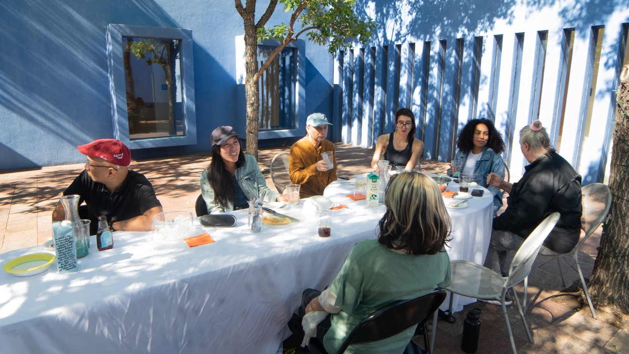 聖塔菲藝術學院工作人員和駐村藝術家，在美麗的庭院裡共享餐點。
