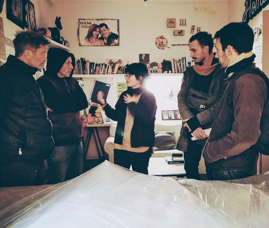 藝術家與策展人於柯拉松．心藝村的工作室對談，是駐村計畫長期實踐文化交流與批判對話的重要一環