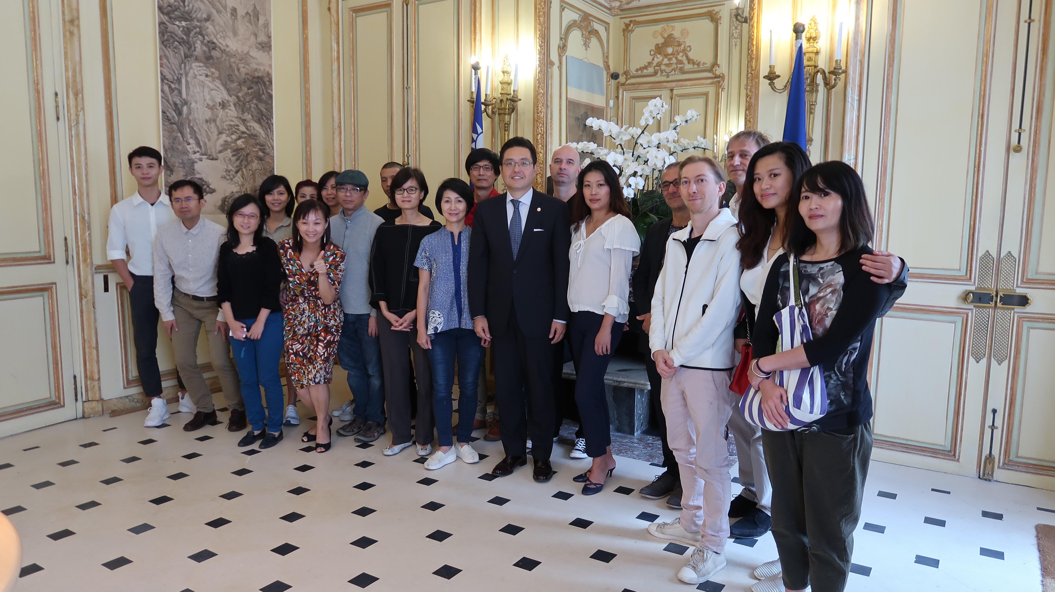 和臺灣駐法大使吳志中及駐法國臺灣文化中心主任連俐俐碰面