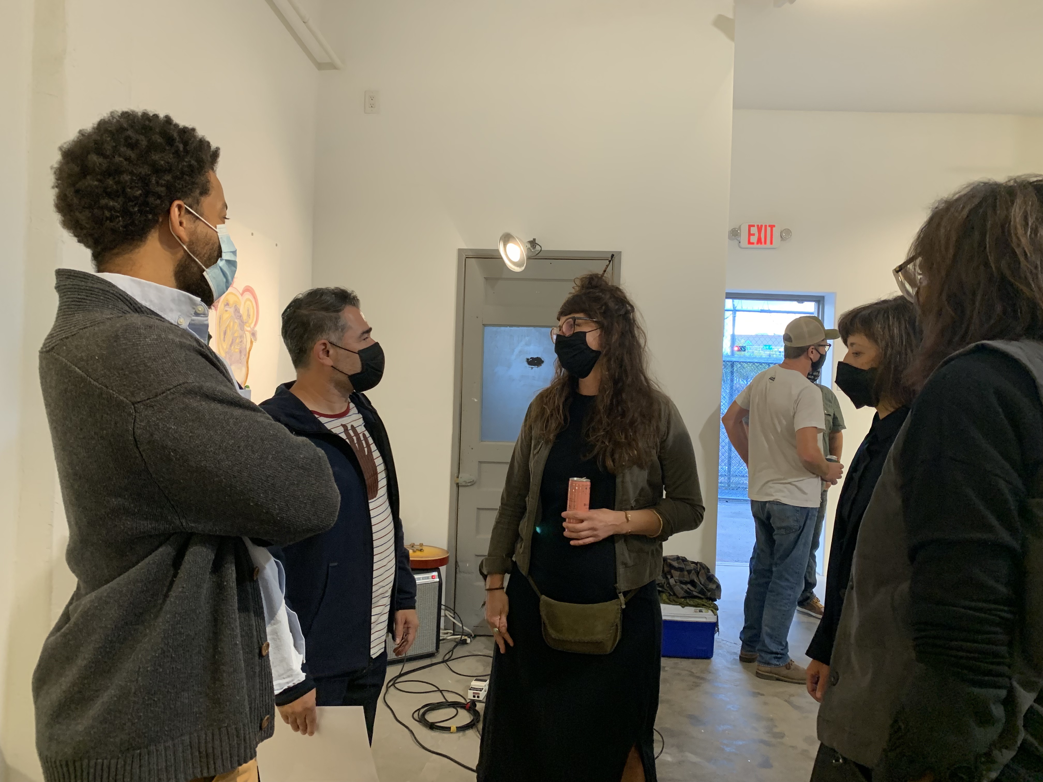 2021年10月與駐村藝術家們一起前往時任SFAI總監Toni Gentilli於新墨西哥州阿布奎基的「Adaptive Immunity」展覽開幕。