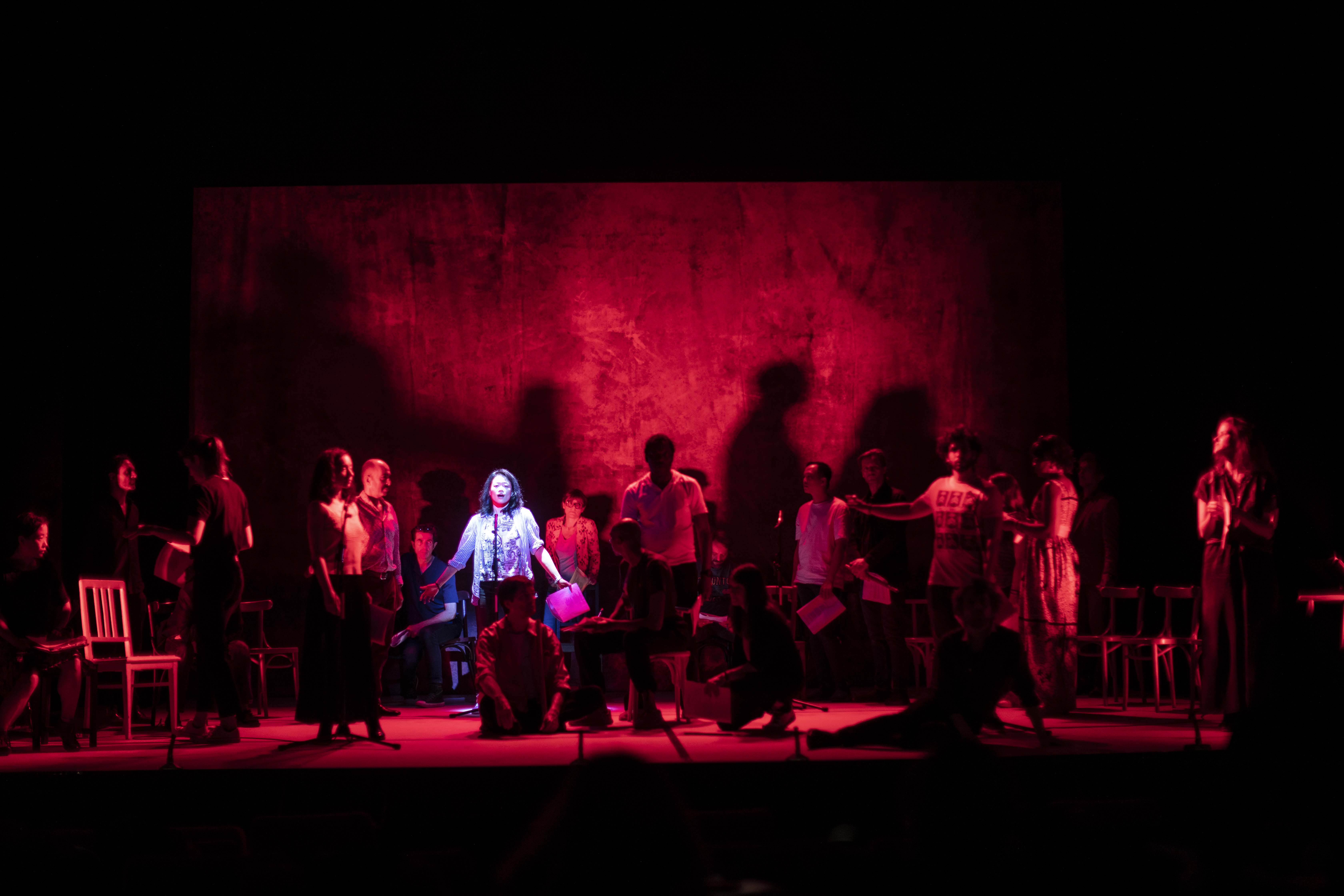 Performance image from “Tenir Paroles”. Yi-Ju Fang in the spotlight. ©Théâtre de la Ville de Paris