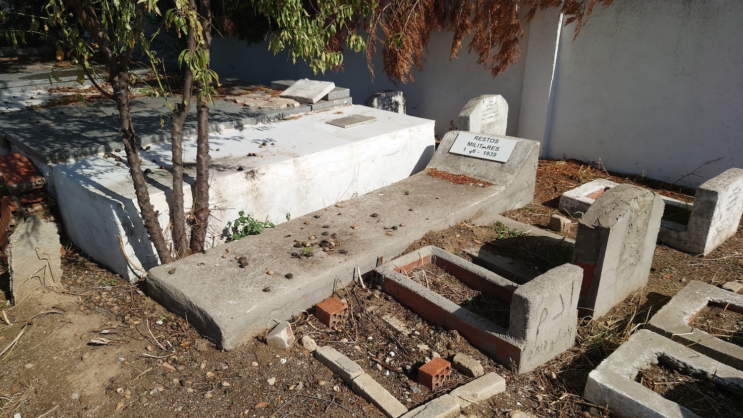 軍人公墓內大多是晚近的墓碑，唯有此處墓碑標明其所存放者，為西班牙內戰期間死去軍人之遺體。