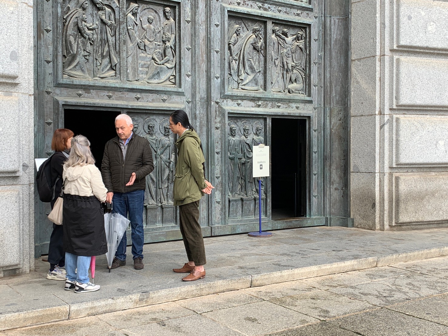 烈士谷教堂入口，訪問一對來參觀的西班牙一般民眾。