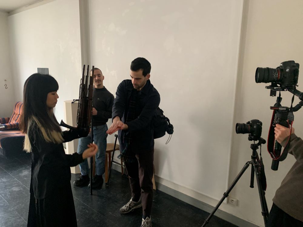 Fellow resident artist Li Li-chin, rehearsing before a performance. 