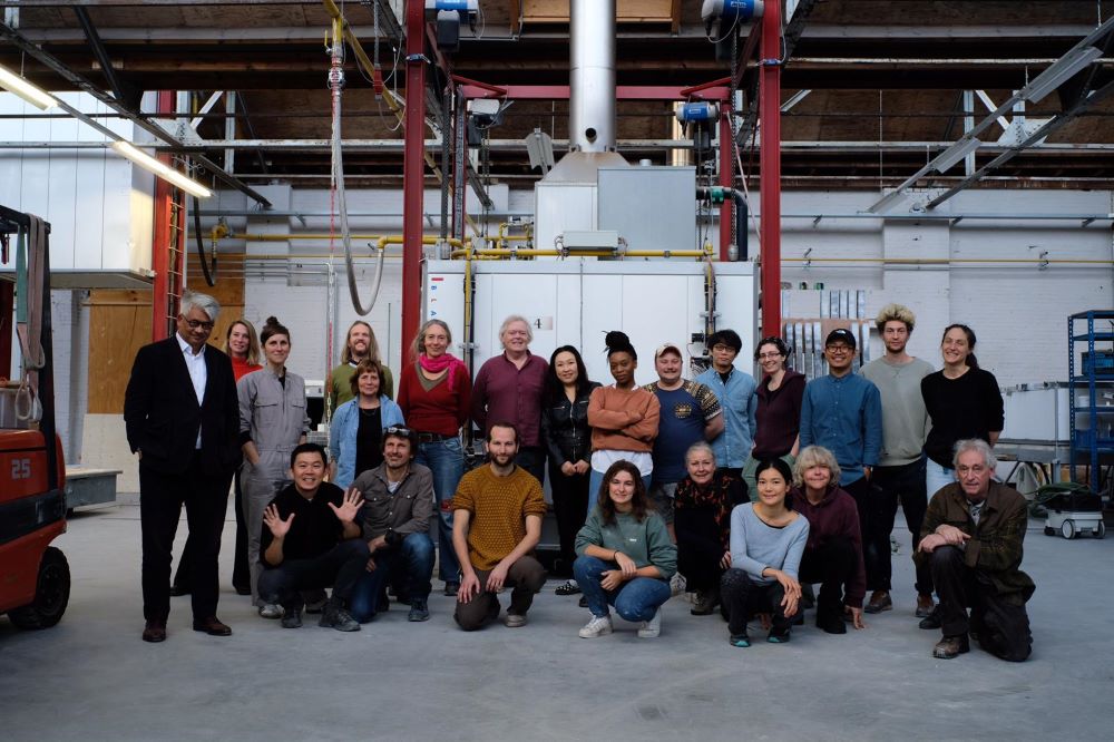 (Left) A group photo of the studio director, technicians, staff, and resident artists.