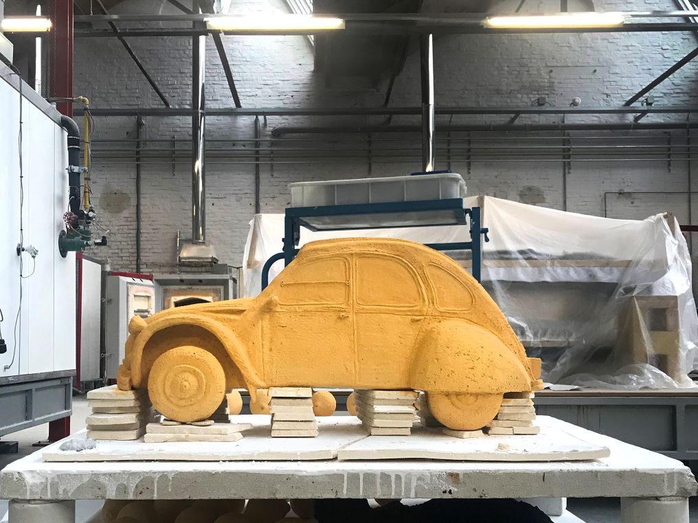 A scene from the firing process: To account for the same clay shrinkage ratio, support slabs, support racks, and isolating agents were created simultaneously. After drying, these were fired in the kiln along with the artwork.