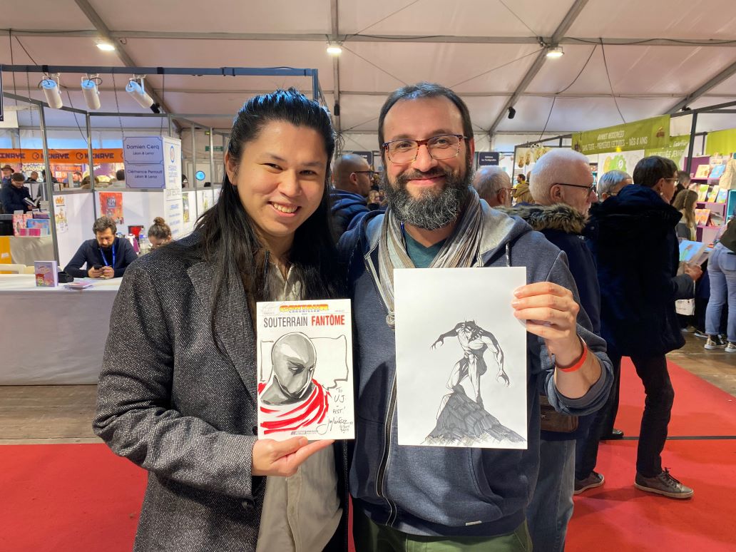 Exchanging drawings with a fellow artist at festival bd BOUM.