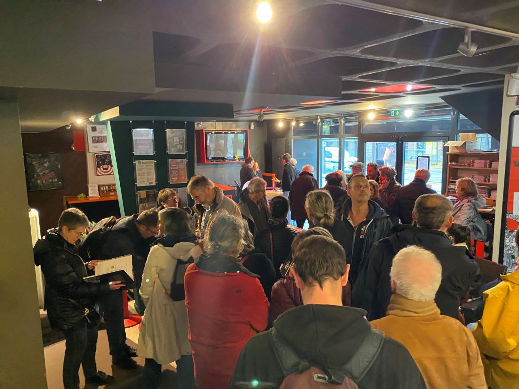 A writer’s sharing event at an independent movie theater in Blois.