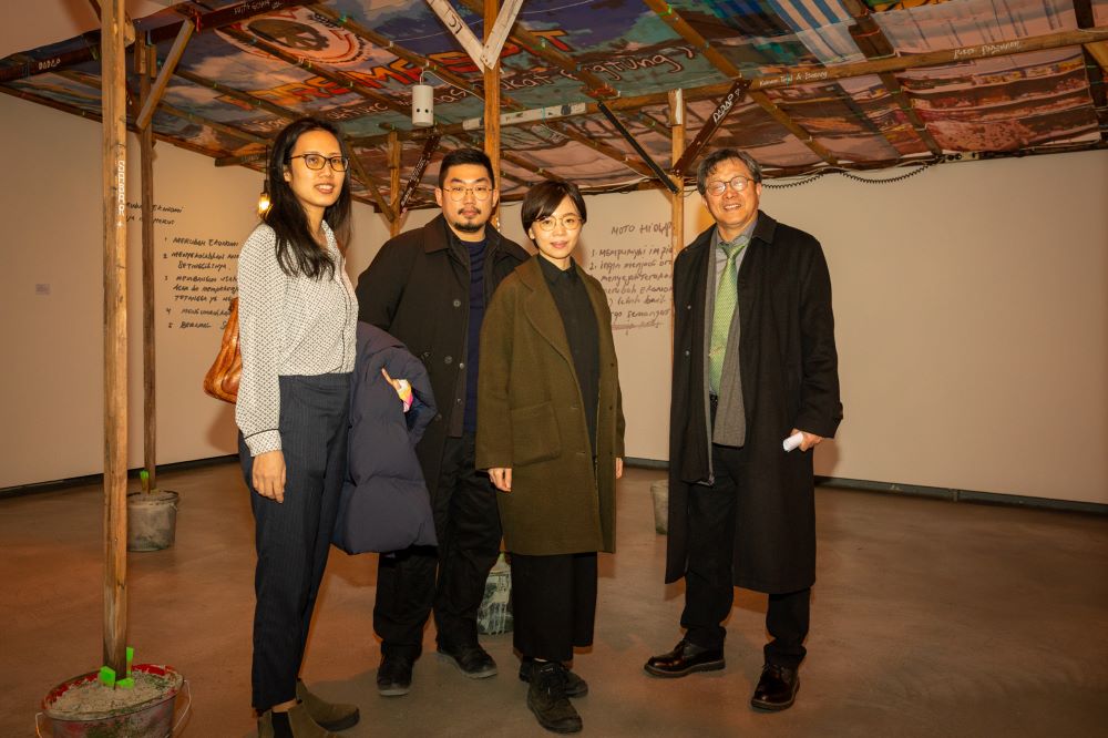 A photo of Working Hard with Shieh Jhy-wey, the Taiwanese representative to Germany, on the opening day of A Better Tomorrow in Künstlerhaus Bethanien, Germany.