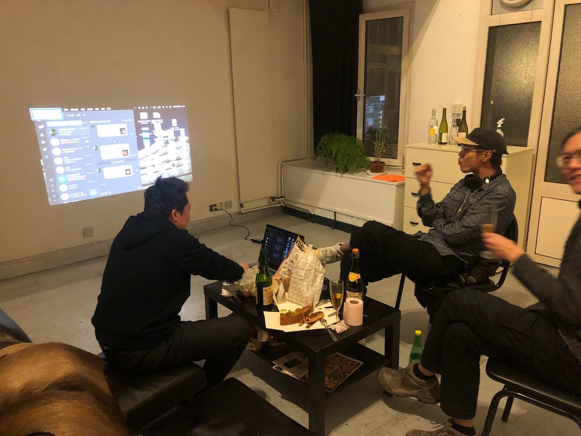 每週與同期駐村藝術家討論過去的創作
