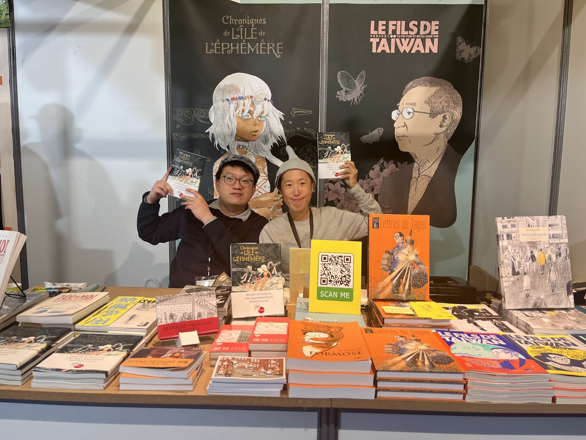 我與慢工出版社社長黃珮珊合影，《蜉蝣之島》《lostgods》在安古覽漫畫節大賣約700本