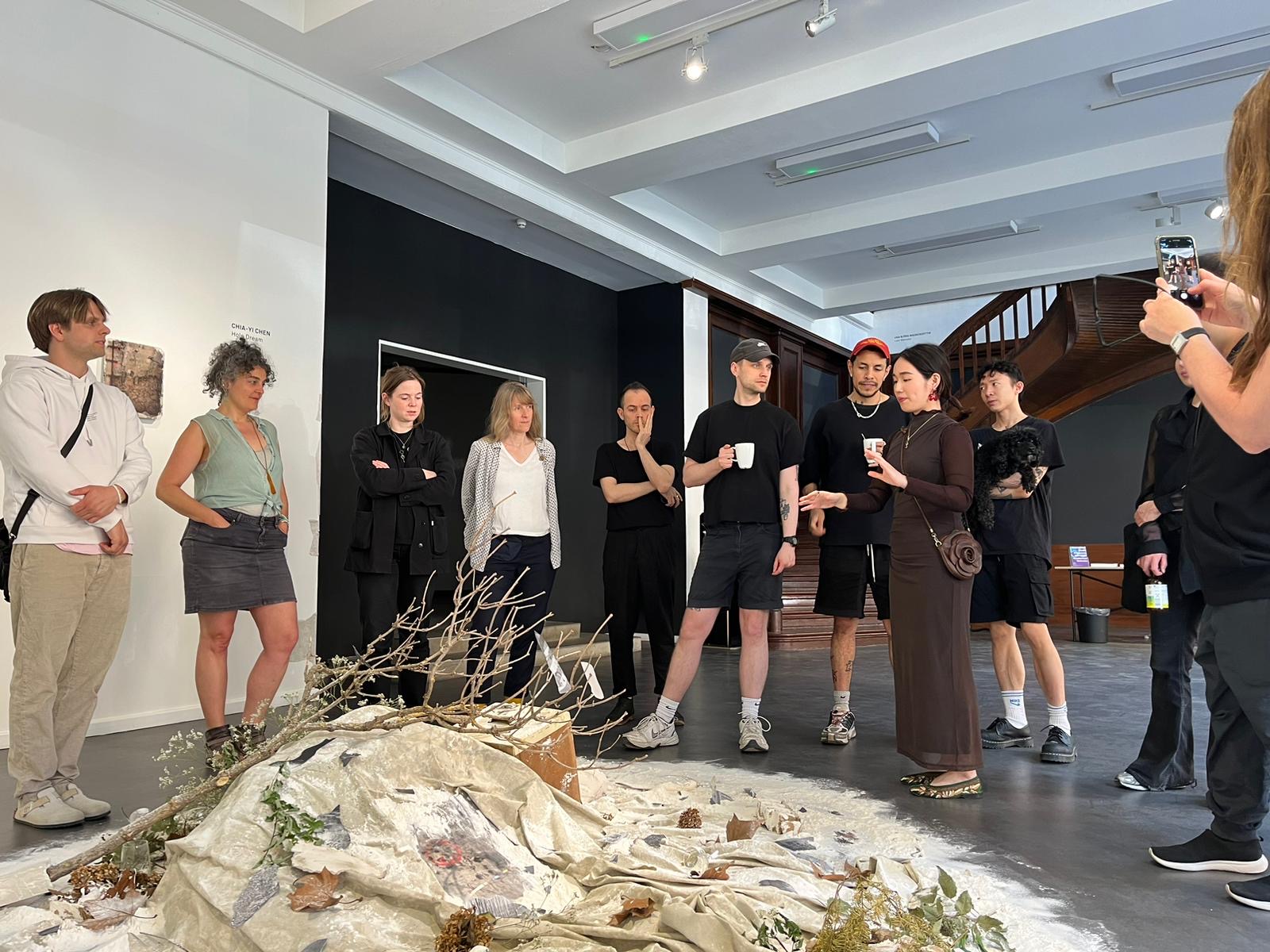 《洞夢》展覽，KB內部人員和其他進駐藝術家們的參訪