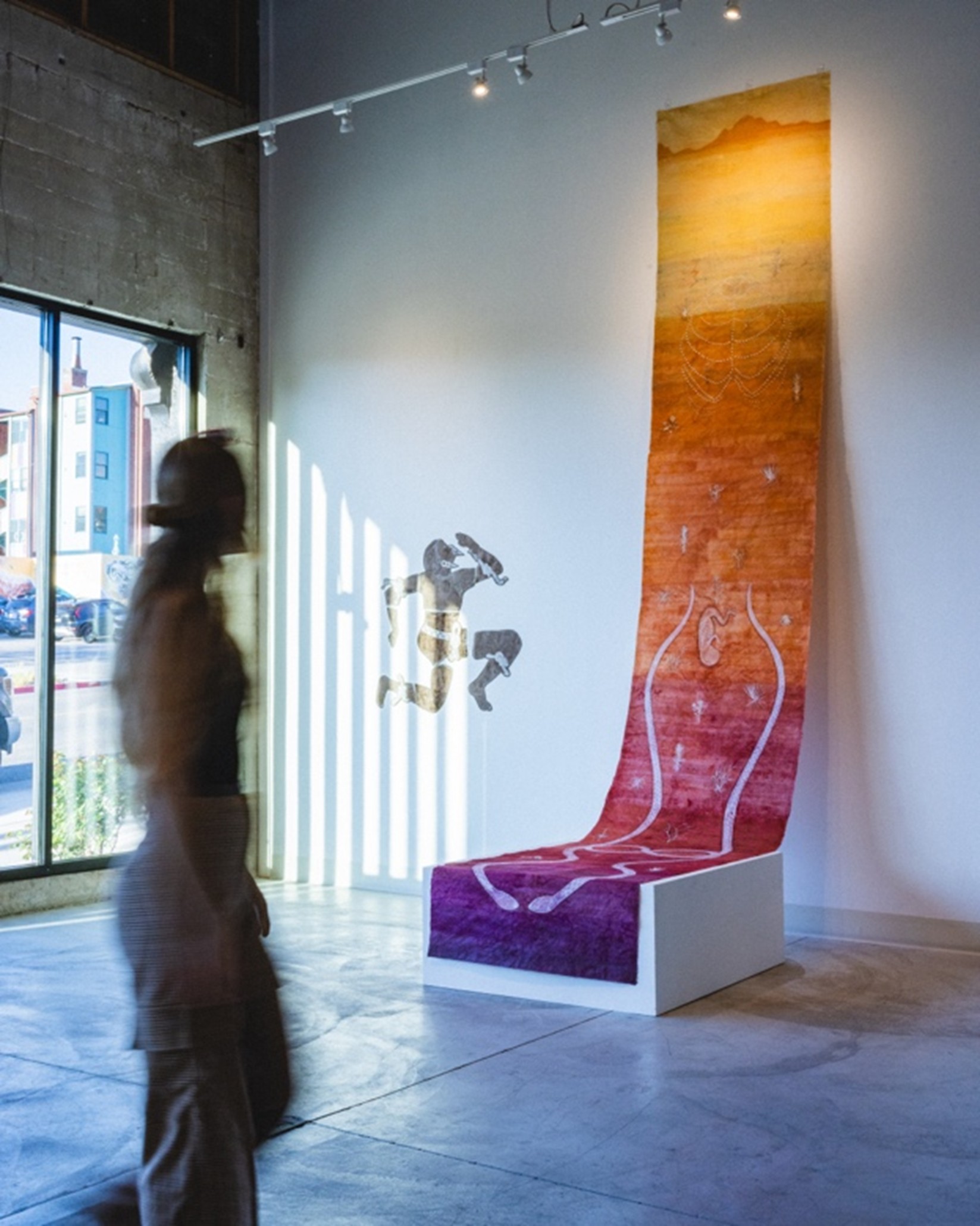 水墨捲軸作品《天上、人間和地下》（Sky, Earth and Underground），結合美國西南沙漠地風景和母親故事的多種詮釋。圖由Ogden Contemporary Arts提供
