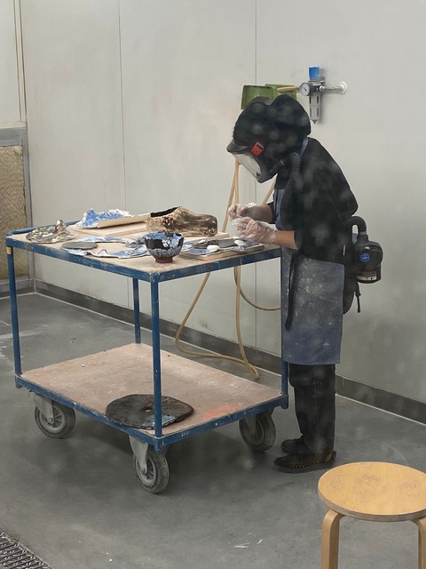 在噴釉專用的空間，進行上金水的作業