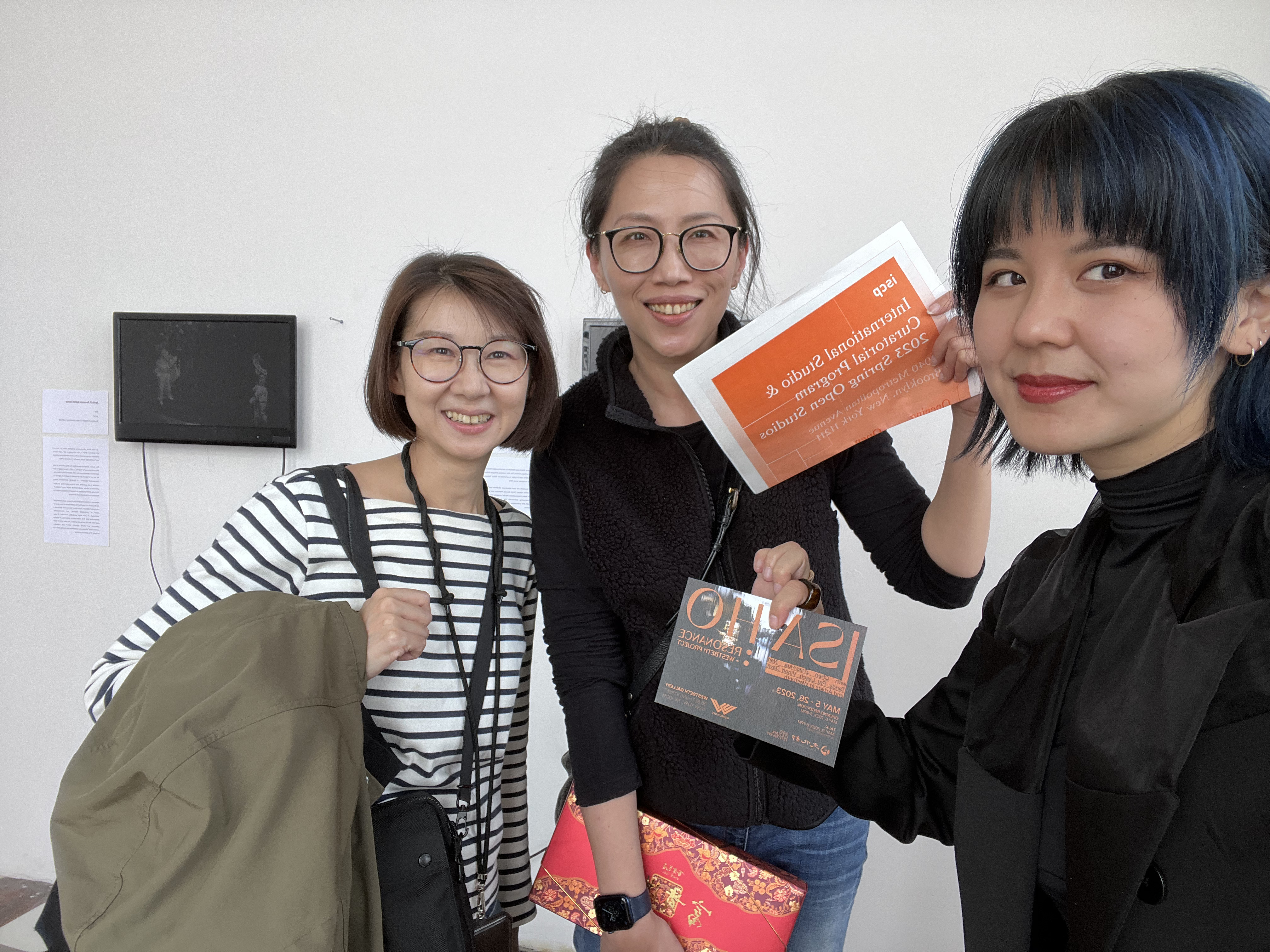 ISCP Open Studios與藝術家何孟娟(中)、忠泰美術館黃姍姍總監(左)於工作室合影