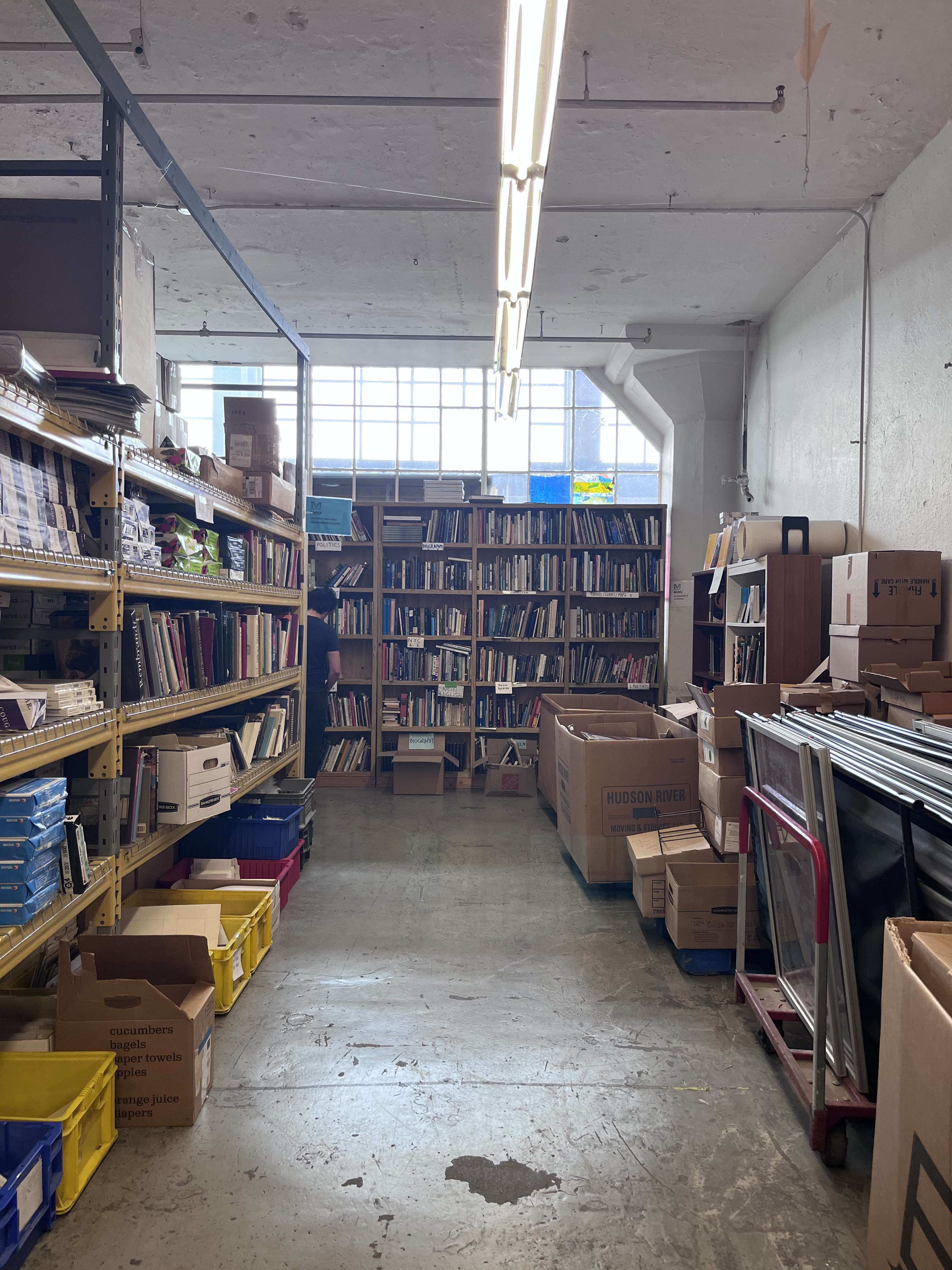 紐約「Materials for the Arts(MFTA)」內可尋得各語言藝術相關書籍，也接受來自紐約市內的各種物品、創作媒材捐贈，進行回收再利用