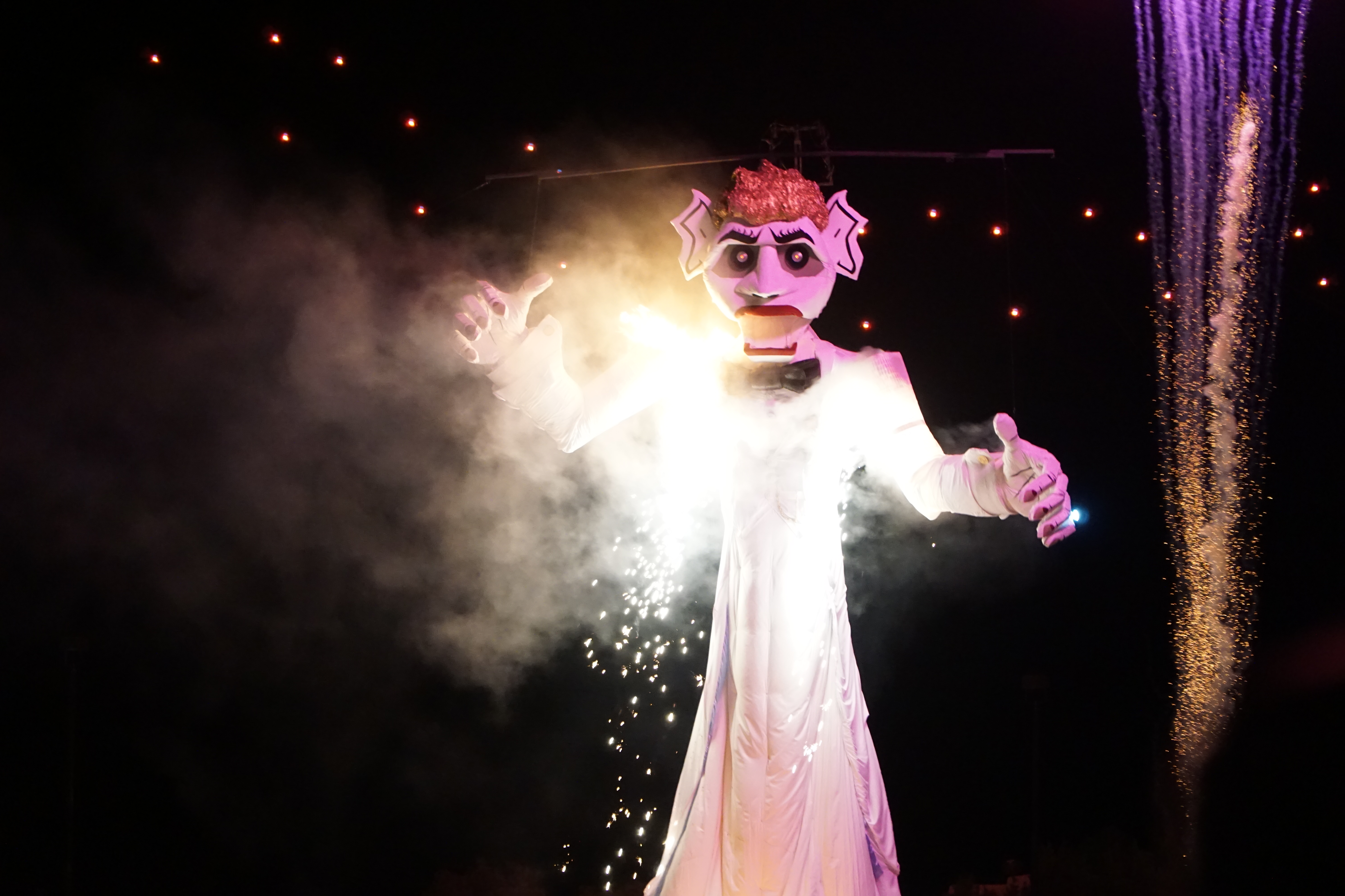 聖塔菲知名節慶Zozobra，會焚燒代表「憂鬱」的巨型人偶
