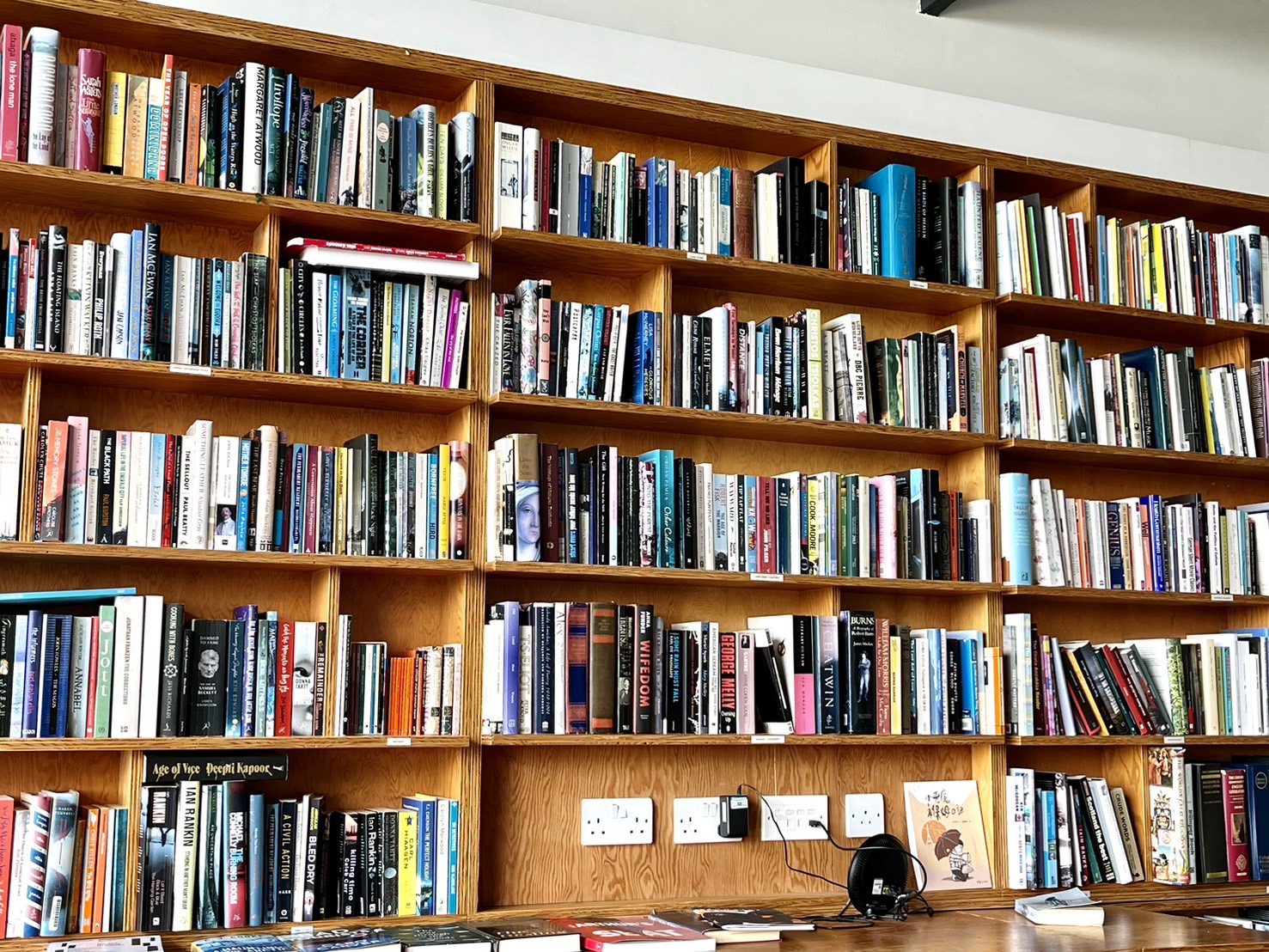 交誼廳書牆