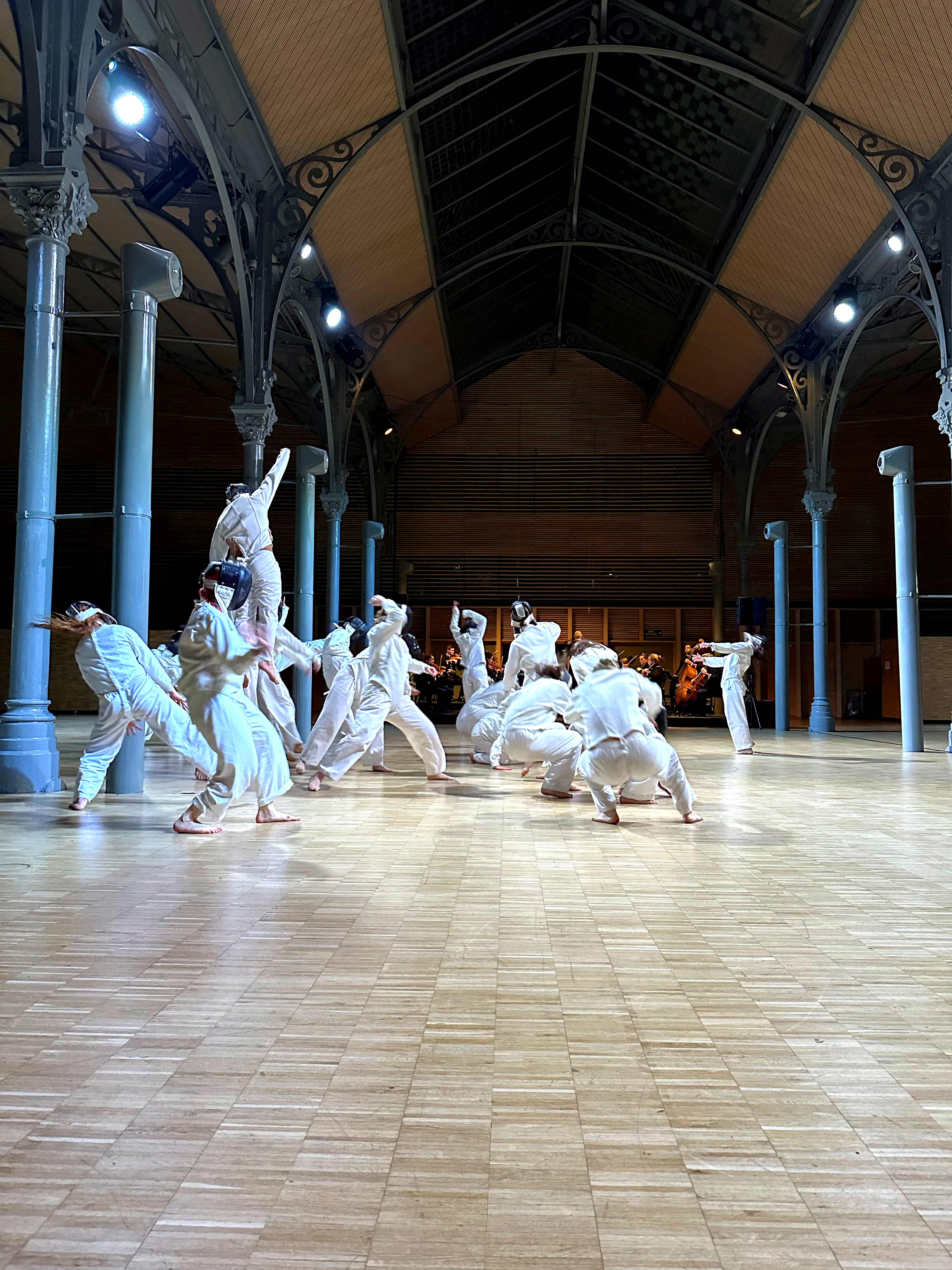 Saint-Georgeenmouvement(s)Chevaliervirtuose，編舞家JohanaMalédon帶領CompagnieMâle舞蹈團，和作曲家RomualdGrimbert-Barre、OrchestredelaGarderépublicaine、19位志願舞者及12位擊劍家共同演出