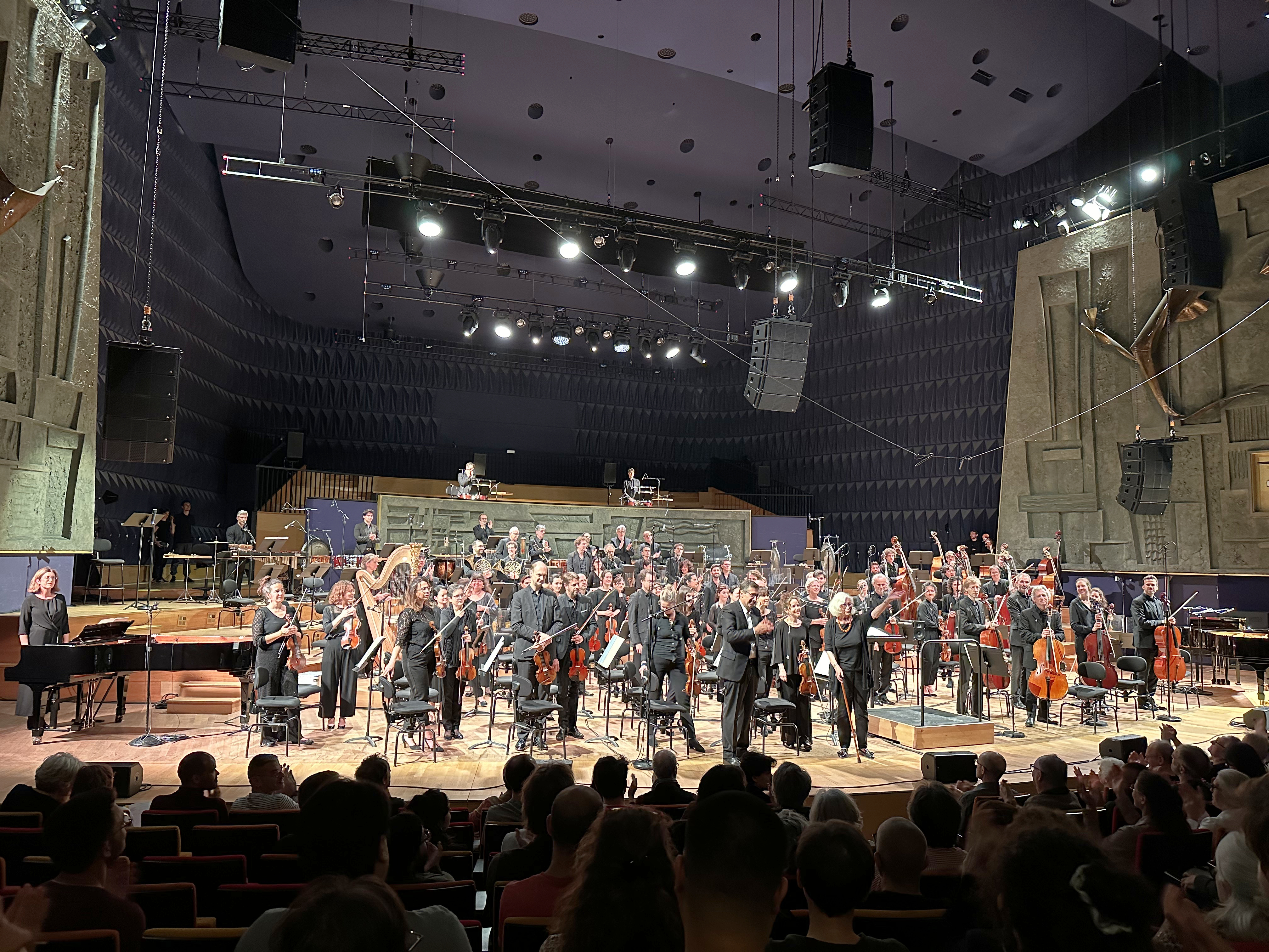 OrchestrePhilharmoniquedeRadioFrance演出ElżbietaSikora的SonosphèreIII＆IV與Créationmondiale，和LuigiNono的Comounaoladefuerzayluz，編制皆包括且不限管弦樂團與電聲