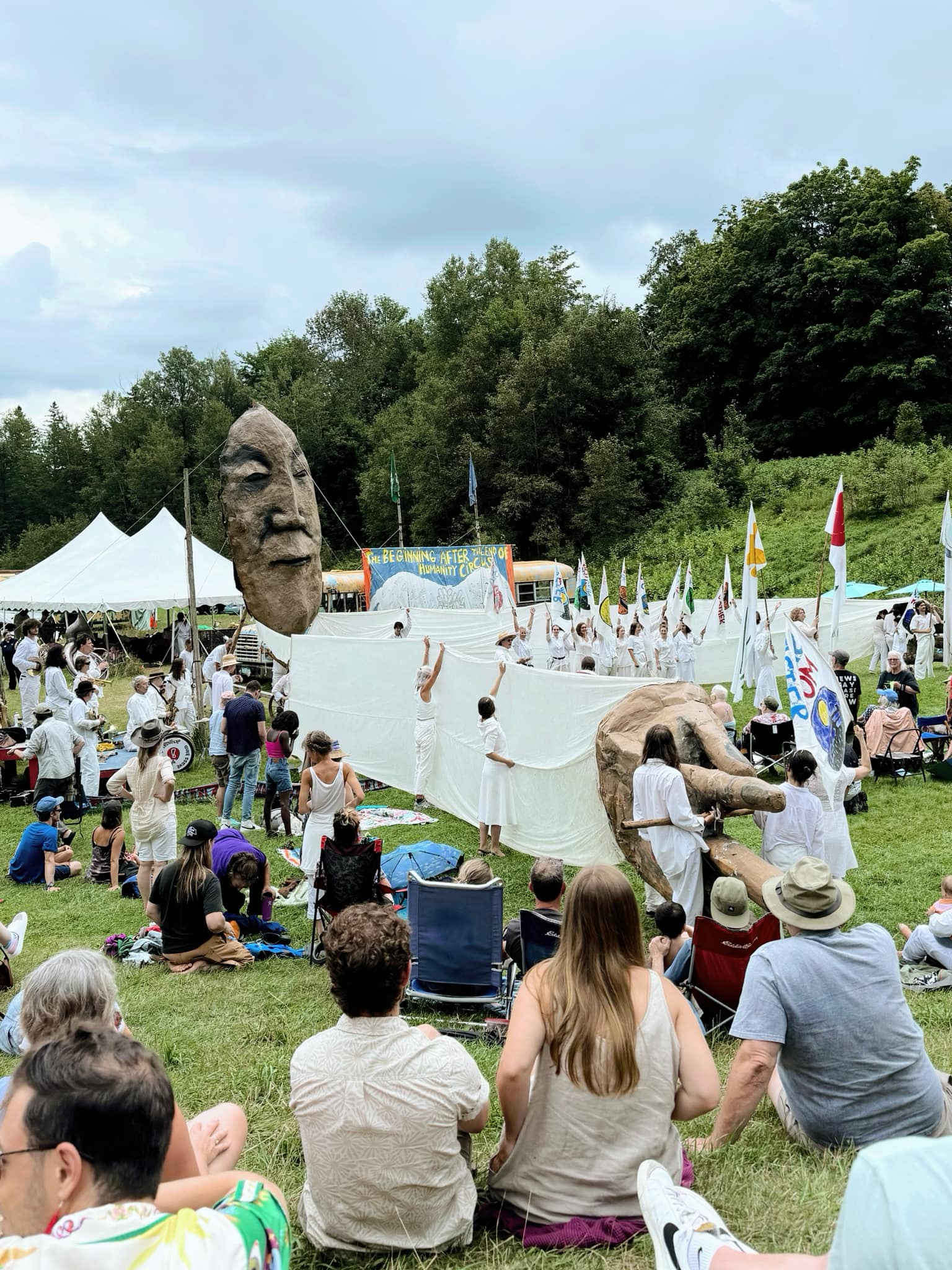 參訪麵包傀儡劇團（Bread and Puppet Theater），觀看戶外演出