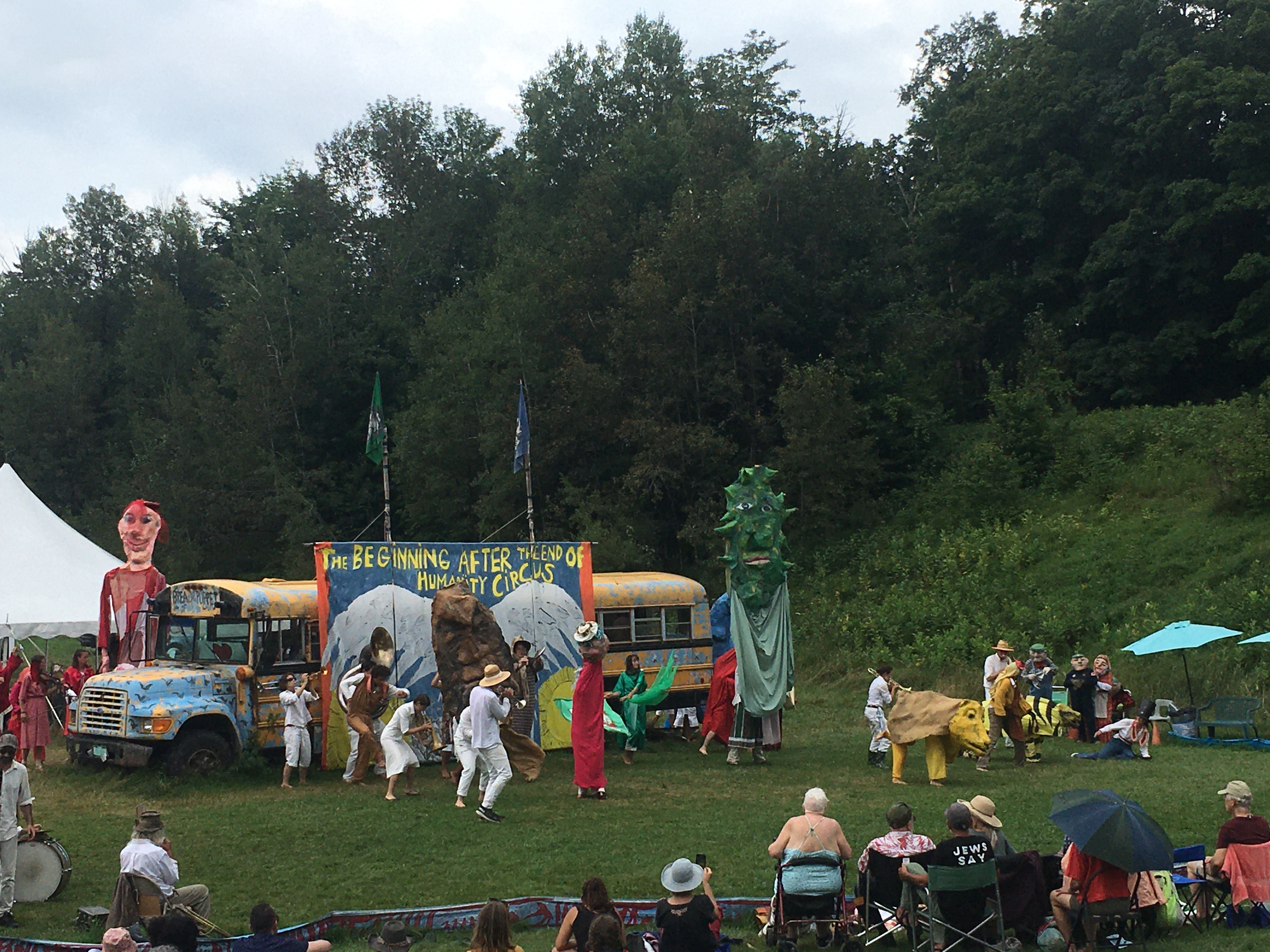 和其他駐村藝術家去看麵包傀儡劇團（Bread and Puppet Theater）牽線偶人戲劇演出