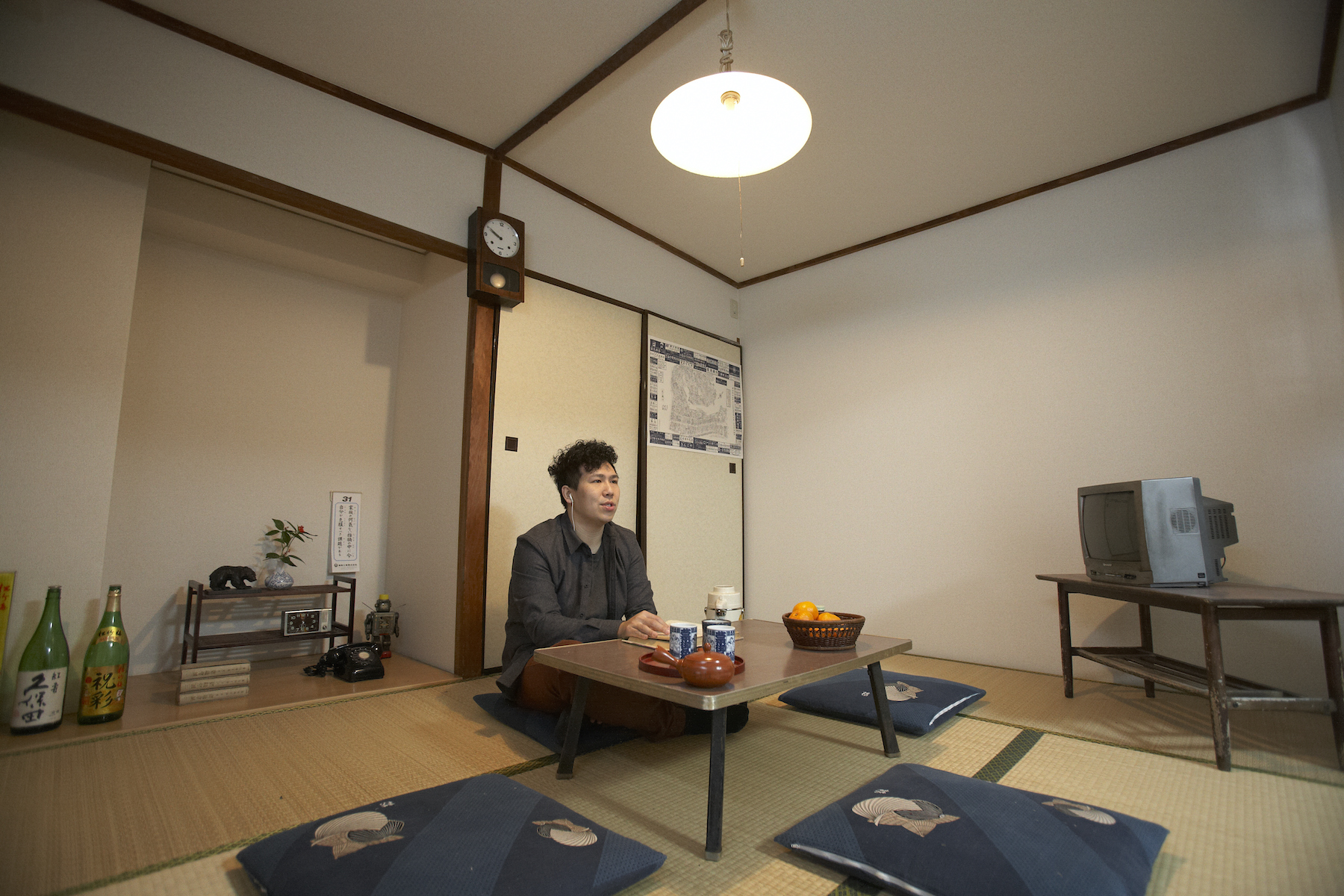 橫濱黃金町駐村拍攝，於重新搭建的日式客廳進行表演錄製。2012年2月。