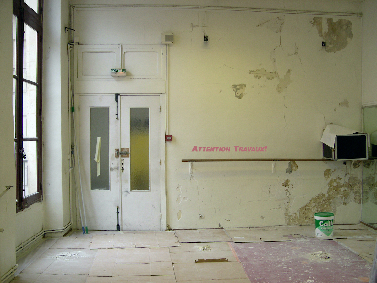 Invitation of the Open studio Village of Cité Internationale des Arts: the photo shows a dance studio in a 17th-century building under construction. 